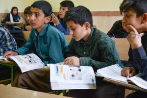 Djeca Kurdistana, dječaci u učionici / Children of Kurdistan, boys in the classroom